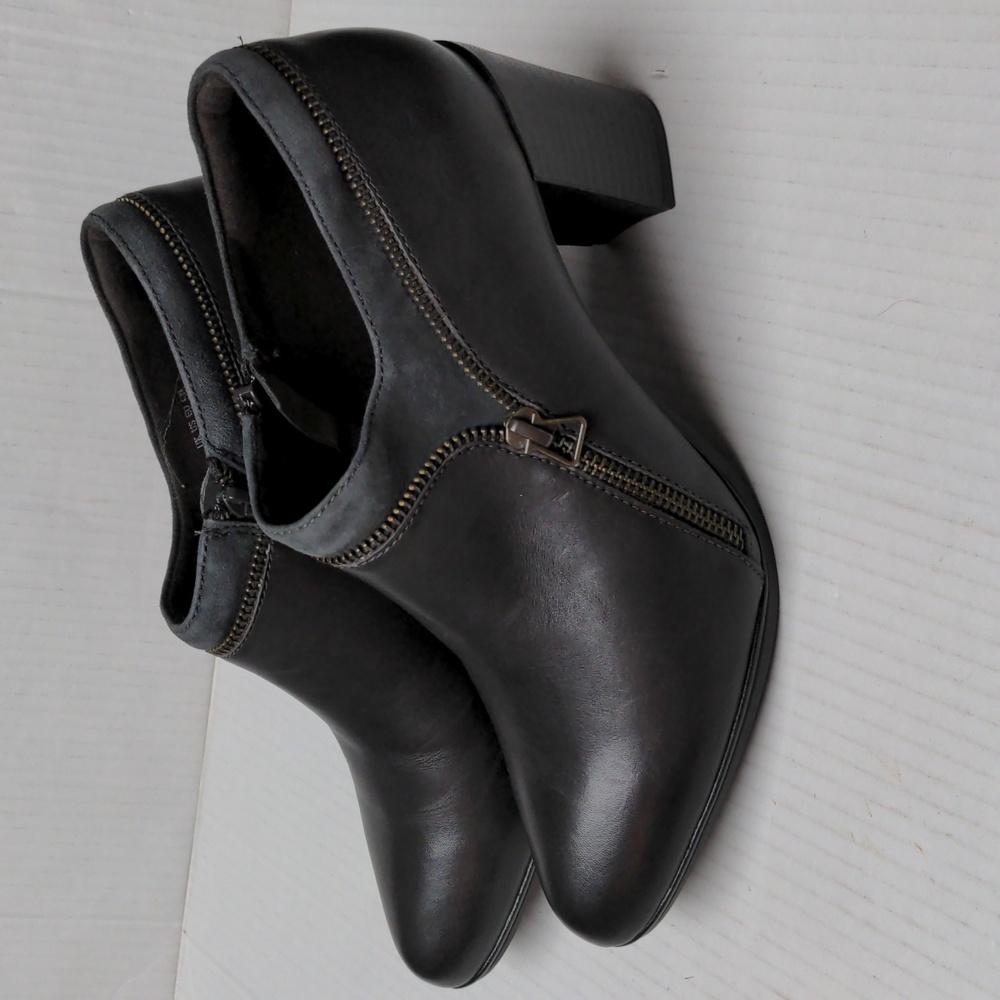Clarks Araya Morgan Black Leather Ankle Booties Sz 9 NWOT Classy New Money